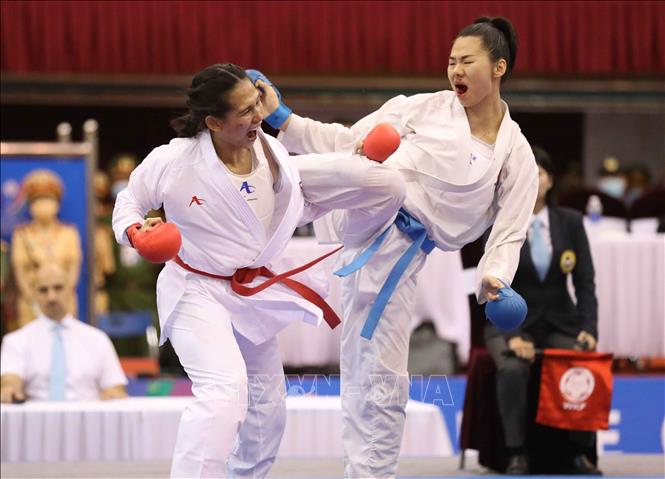Trận chung kết nội dung Kumite đồng đội nữ giữa VĐV Nguyễn Thị Ngoan (đai xanh) và VĐV của Indonesia (đai đỏ) với chiến thắng thuộc về VĐV của Việt Nam. Ảnh: Thanh Tùng-TTXVN