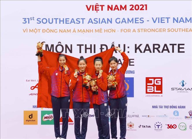4 VĐV đội tuyển Karate Việt Nam: Hồ Thị Thu Hiền, Hoàng Thị Mỹ Tâm, Nguyễn Thị Ngoan, Trang Cẩm Lành nhận HCV Kumite đồng đội nữ. Ảnh: Thanh Tùng-TTXVN