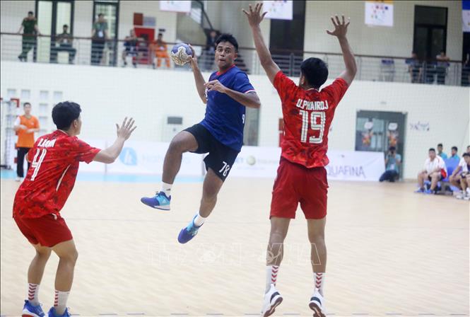 Nur Aziman Bin Rostam (78) of Singapore makes a shot. VNA Photo: Thế Duyệt