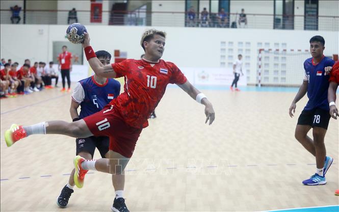 Sarawut Rungraangnara (10) scores a goal for Thailand. VNA Photo: Thế Duyệt