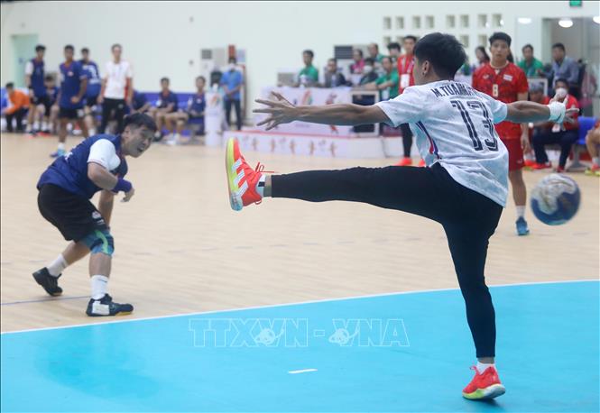Shin Han Teo (23) of Singapore scores a goal from a penalty shot. VNA Photo: Thế Duyệt