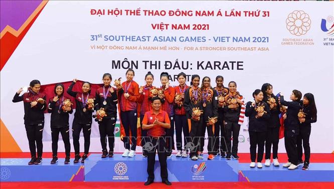 Ban tổ chức trao huy chương cho các vận động viên ở nội dung Kumite đồng đội nữ. 4 VĐV đội tuyển Karate Việt Nam: Hồ Thị Thu Hiền, Hoàng Thị Mỹ Tâm, Nguyễn Thị Ngoan, Trang Cẩm Lành nhận HCV. Ảnh: Hải Yến-TTXVN