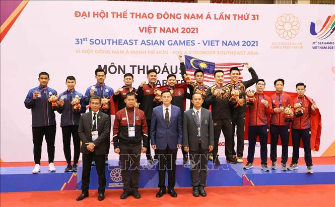 Ban tổ chức trao huy chương cho các vận động viên ở nội dung Kata đồng đội nam. Ảnh: Hải Yến-TTXVN