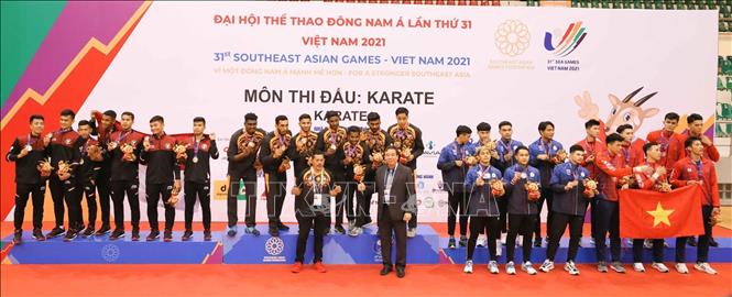 Ban tổ chức trao huy chương cho các vận động viên ở nội dung Kumite đồng đội nam. Ảnh: Hải Yến-TTXVN