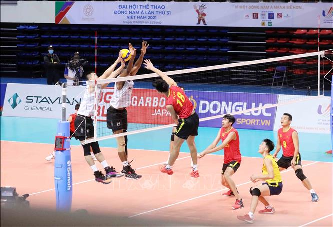 Duong Van Tien scores for Vietnam from a high spike. VNA Photo: Anh Tuấn