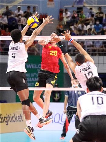 Thai players fail to block a spike from Cu Van Hoan of Vietnam. VNA Photo: Anh Tuấn