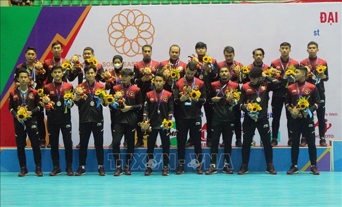 The men’s futsal team of Indonesia wins the silver medal in the men’s futsal competition at SEA Games 31. VNA Photo