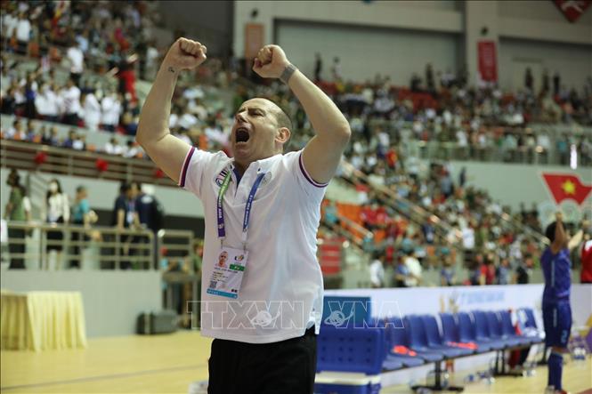 Coach Carlos Cesar of the men’s futsal team of Thailand celebrates his team’s victory. VNA Photo
