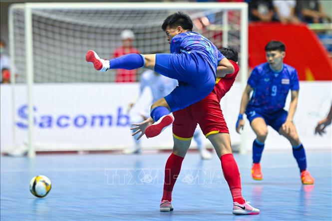The men’s futsal team of Thailand (blue) beat host Vietnam (red) 2-0 in the final match on May 20. VNA Photo