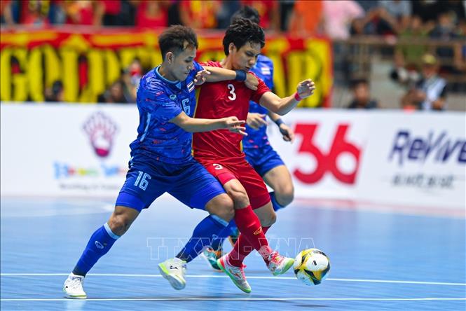 The men’s futsal team of Thailand (blue) beat host Vietnam (red) 2-0 in the final match on May 20. VNA Photo