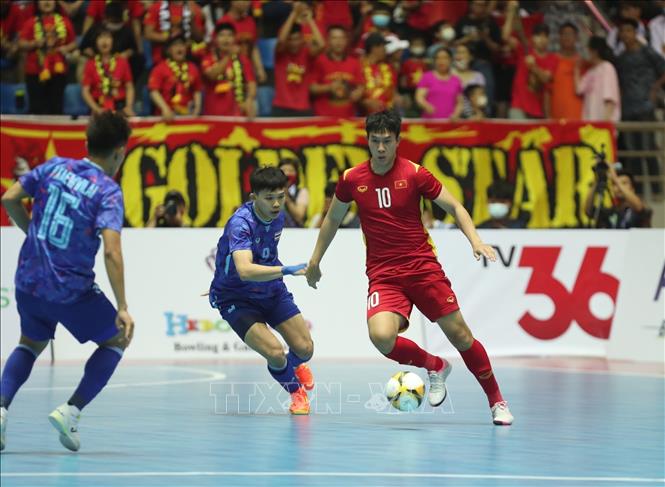 The men’s futsal team of Thailand (blue) beat host Vietnam (red) 2-0 in the final match on May 20. VNA Photo