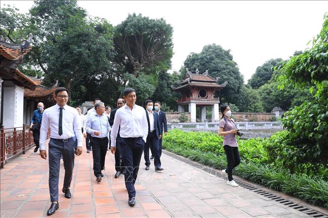 Speaker of the Singaporean Parliament Tan Chuan-Jin visits Van Mieu-Quoc Tu Giam. VNA Photo: Văn Điệp