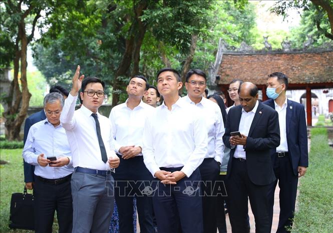 Speaker of the Singaporean Parliament Tan Chuan-Jin visits Van Mieu-Quoc Tu Giam. VNA Photo: Văn Điệp