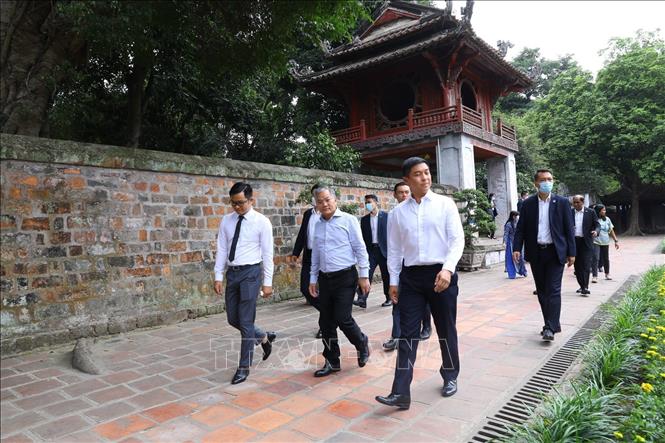 Speaker of the Singaporean Parliament Tan Chuan-Jin visits Van Mieu-Quoc Tu Giam. VNA Photo: Văn Điệp
