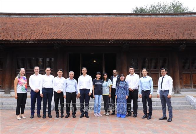 Speaker of the Singaporean Parliament Tan Chuan-Jin visits Van Mieu-Quoc Tu Giam. VNA Photo: Văn Điệp