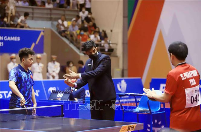 The final match of the men's singles event between athlete Phakpoom Sanguansin (Thailand, red shirt) and athlete Nguyen Duc Tuan (Vietnam, blue shirt). VNA Photo 