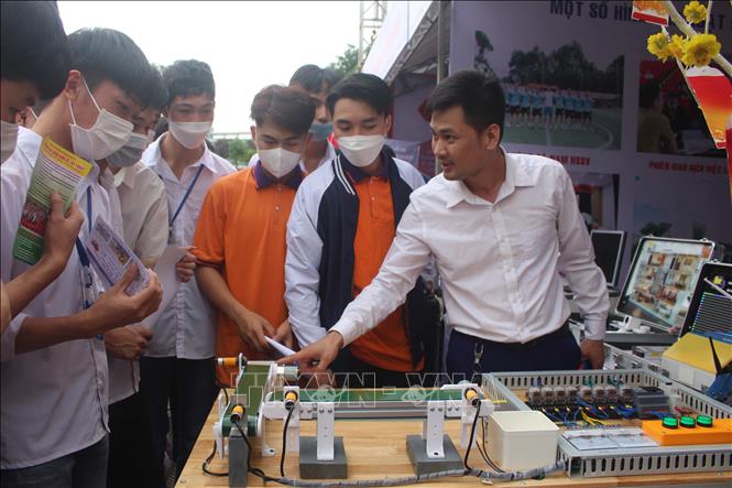 Trong ảnh: Các bạn học sinh, sinh viên tìm hiểu mô hình đào tạo của Trường Cao đẳng nghề Việt Xô.  Ảnh: Nguyễn Thảo - TTXVN