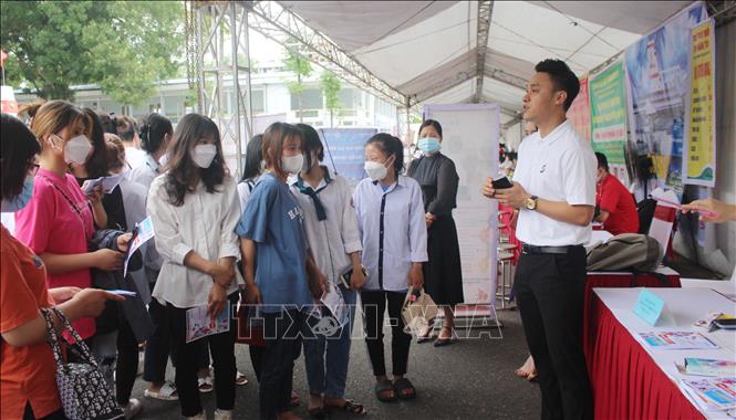 Trong ảnh: Nhiều sinh viên trên địa bàn tỉnh Vĩnh Phúc tham gia tìm cơ hội việc làm. Ảnh: Nguyễn Thảo - TTXVN
