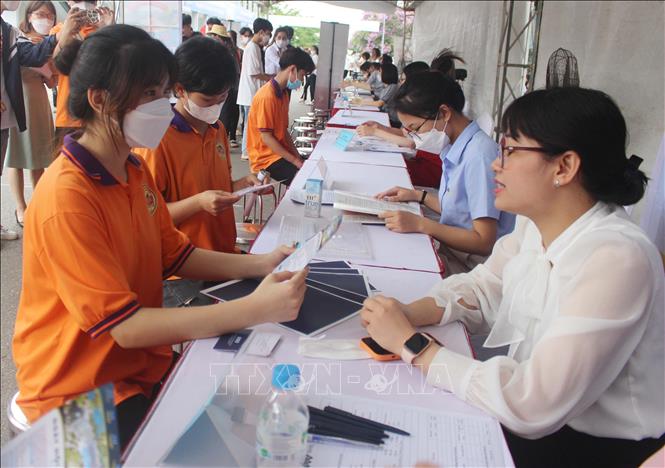 Trong ảnh: Nhiều sinh viên trên địa bàn tỉnh Vĩnh Phúc tham gia tư vấn hướng nghiệp, tìm cơ hội việc làm. Ảnh: Nguyễn Thảo - TTXVN