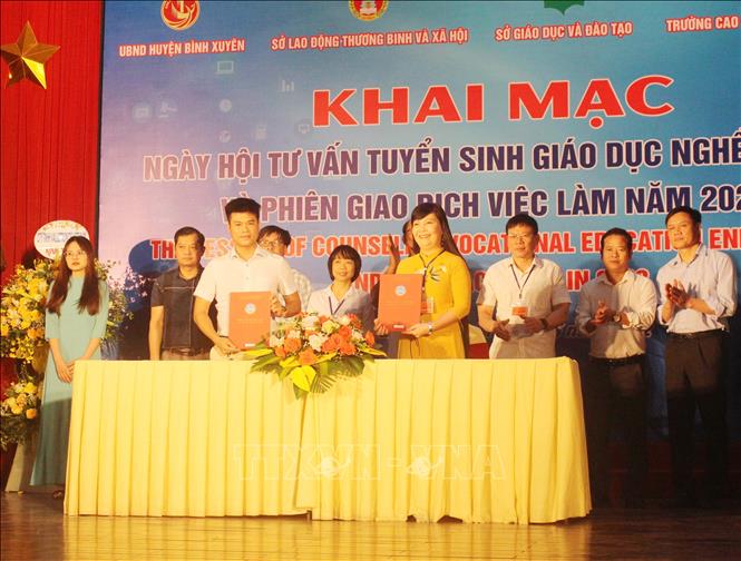 Trong ảnh: Trường Cao đẳng Cơ khí nông nghiệp ký kết thoả thuận hợp tác với đại diện một số doanh nghiệp trên địa bàn về đào tạo nhân lực và cung ứng lao động trong giai đoạn 2022 – 2027. Ảnh: Nguyễn Thảo - TTXVN