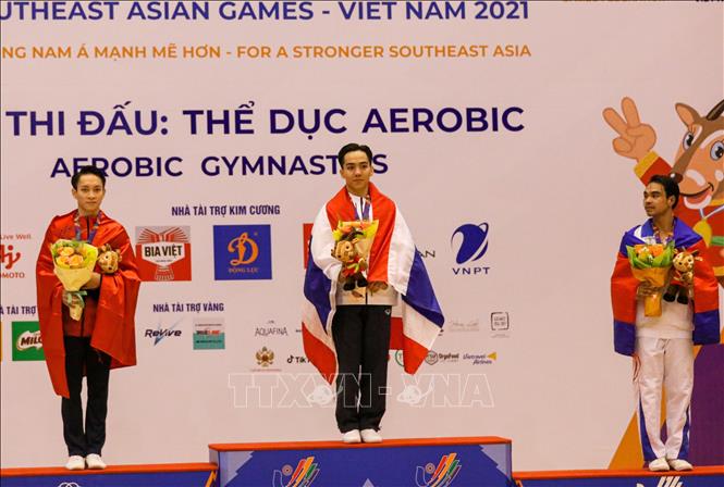 Trao huy chương nội dung đơn nam (từ trái sang): VĐV Phan Thế Gia Hiển (Việt Nam, HCB), VĐV Chanokpon Jiumsukjai (Thái Lan, HCV), VĐV Chanbory Choeum (Campuchia, HCĐ). Ảnh: Khánh Hoà - TTXVN