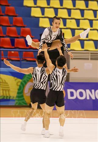 Đội Aerobic Việt Nam thi đấu nội dung nhóm bài 3 người. Ảnh: Khánh Hoà - TTXVN