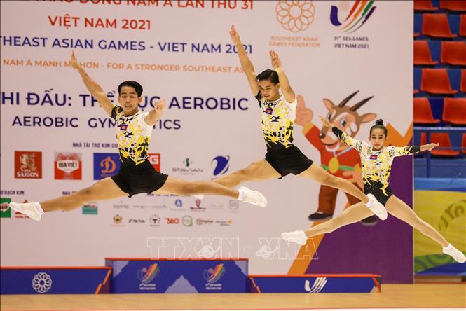 Đội Aerobic Campuchia thi đấu nội dung nhóm bài 3 người. Ảnh: Khánh Hoà - TTXVN