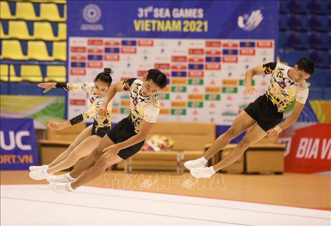 Đội Aerobic Campuchia thi đấu nội dung nhóm bài 3 người. Ảnh: Khánh Hoà - TTXVN