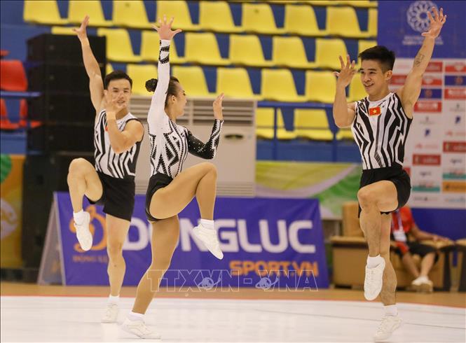 Đội Aerobic Việt Nam thi đấu nội dung nhóm bài 3 người. Ảnh: Khánh Hoà - TTXVN