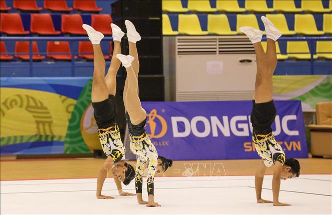 Đội Aerobic Campuchia thi đấu nội dung nhóm bài 3 người. Ảnh: Khánh Hoà - TTXVN