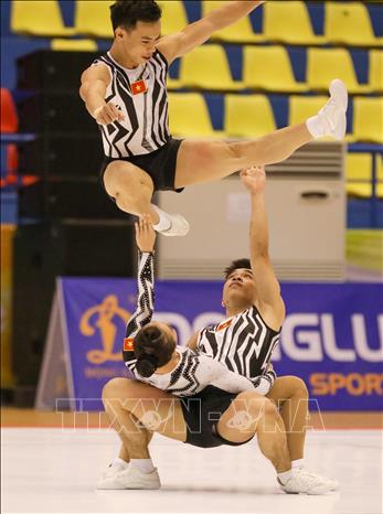 Đội Aerobic Việt Nam thi đấu nội dung nhóm bài 3 người. Ảnh: Khánh Hoà - TTXVN
