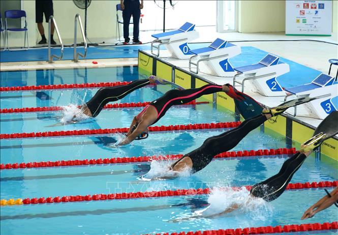 Athletes compete in the men's 100m surface event. VNA Photo: Phạm Kiên