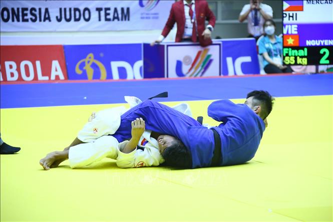 VĐV Nguyễn Hoàng Thành (Việt Nam-xanh) thi đấu chung kết hạng cân dưới 55kg và giành chiến thắng trước VĐV Mercado Daryl John (Philippines), mang về tấm HCV thứ 2 cho đội tuyển Judo Việt Nam. Ảnh: Quang Quyết-TTXVN
