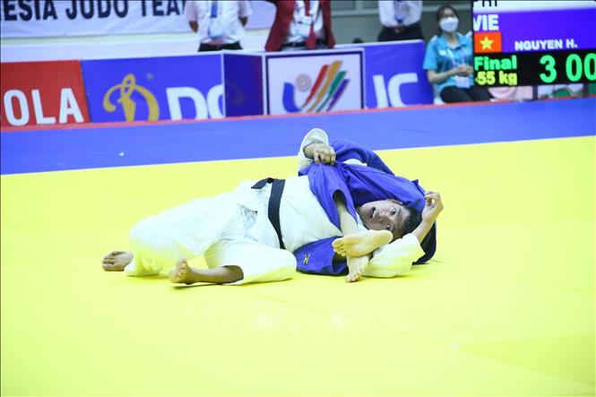 VĐV Nguyễn Hoàng Thành (Việt Nam-xanh) thi đấu chung kết hạng cân dưới 55kg và giành chiến thắng trước VĐV Mercado Daryl John (Philippines), mang về tấm HCV thứ 2 cho đội tuyển Judo Việt Nam. Ảnh: Quang Quyết-TTXVN
