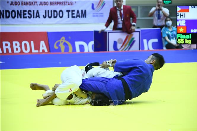 VĐV Nguyễn Hoàng Thành (Việt Nam-xanh) thi đấu chung kết hạng cân dưới 55kg và giành chiến thắng trước VĐV Mercado Daryl John (Philippines), mang về tấm HCV thứ 2 cho đội tuyển Judo Việt Nam. Ảnh: Quang Quyết-TTXVN
