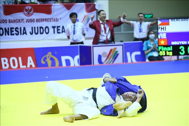 VĐV Nguyễn Hoàng Thành (Việt Nam-xanh) thi đấu chung kết hạng cân dưới 55kg và giành chiến thắng trước VĐV Mercado Daryl John (Philippines), mang về tấm HCV thứ 2 cho đội tuyển Judo Việt Nam. Ảnh: Quang Quyết-TTXVN
