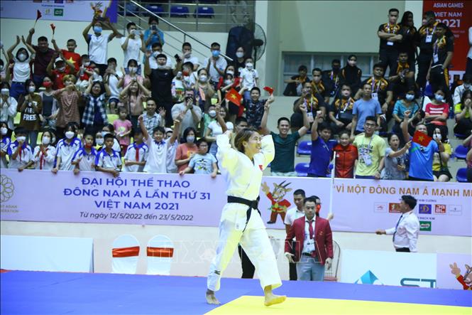 VĐV Hoàng Thị Tình (Việt Nam-trắng) thi đấu chung kết hạng cân dưới 48kg và giành chiến thắng trước VĐV Muenjit Wanwisa (Thái lan), đoạt tấm HCV thứ 3 cho đội tuyển Judo Việt Nam. Ảnh: Quang Quyết-TTXVN
