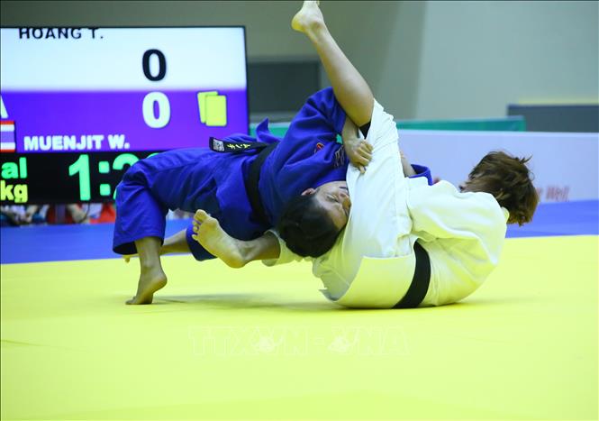 VĐV Hoàng Thị Tình (Việt Nam-trắng) thi đấu chung kết hạng cân dưới 48kg và giành chiến thắng trước VĐV Muenjit Wanwisa (Thái lan), đoạt tấm HCV thứ 3 cho đội tuyển Judo Việt Nam. Ảnh: Quang Quyết-TTXVN
