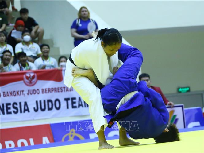VĐV Đỗ Thu Hà (Việt Nam-xanh) thi đấu chung kết hạng cân dưới 45kg và giành chiến thắng trước VĐV Ngamluan Pimngam (Thái Lan), đoạt tấm HCV đầu tiên trong ngày thi đấu thứ 4 cho đội tuyển Judo Việt Nam. Ảnh: Quang Quyết-TTXVN