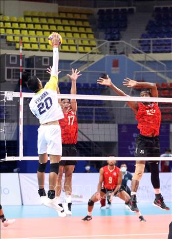 A high spike from Veasna Voeurn (20) of Cambodia. VNA Photo: Anh Tuấn
