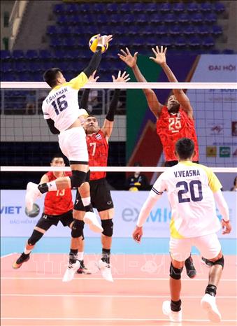 Ratanak Phol (15) of Cambodia jumps high to make a spike. VNA Photo: Anh Tuấn