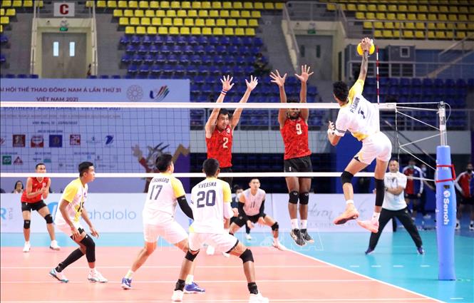 Sarun Pin (7) of Cambodia jumps high to make a spike. VNA Photo: Anh Tuấn