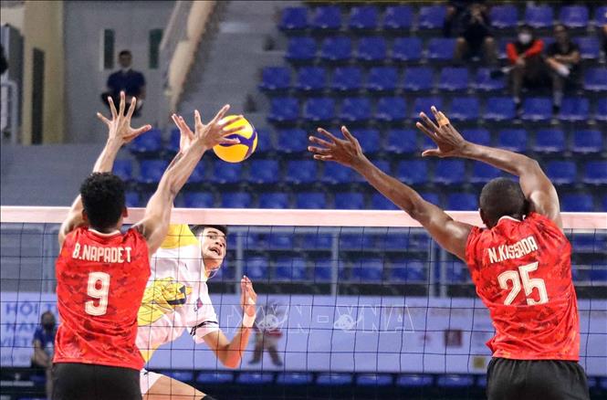 Thai players strive to block a spike from the Cambodian side. VNA Photo: Anh Tuấn