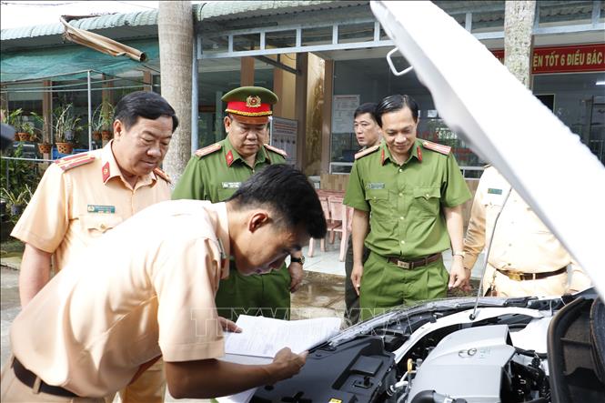Trong ảnh: Công an huyện Phong Điền, thành phố Cần Thơ tiếp nhận và giải quyết thủ tục đăng ký đối với xe ô tô kể từ ngày 21/5/2022. Ảnh: TTXVN phát