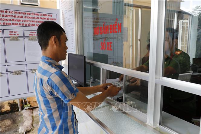 Trong ảnh: Người dân nhận biển số xe đăng ký tại Công an xã Mỹ Khánh, huyện Phong Điền, thành phố Cần Thơ. Ảnh: TTXVN phát