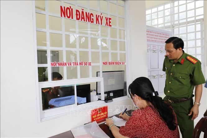 Trong ảnh: Người dân đến làm thủ tục đăng ký xe gắn máy tại Công an xã Nhơn Ái, huyện Phong Điền, thành phố Cần Thơ. Ảnh: TTXVN phát
