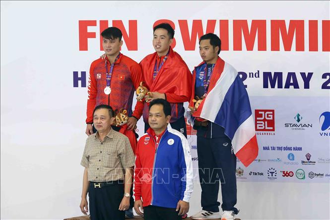VĐV Nguyễn Thành Lộc (giữa, Việt Nam) giành HCV và phá kỷ lục SEA Games nội dung 100m lặn vòi hơi chân vịt nam với thành tích 34 giây 82. Ảnh: Phạm Kiên - TTXVN
