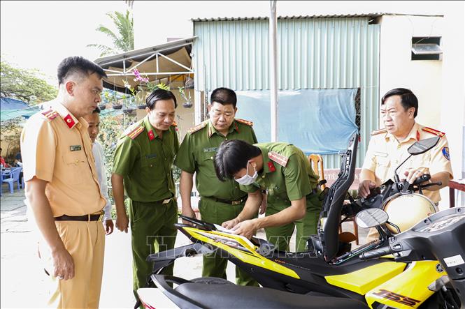 Trong ảnh: Công an xã Mỹ Khánh, huyện Phong Điền, thành phố Cần Thơ kiểm tra số khung, số máy của phương tiện được đưa đến đăng ký. Ảnh: TTXVN phát