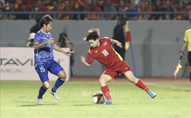 Nguyễn Thị Vân (18) đi bóng qua Orapin Waenngoen (15, Thái Lan). Ảnh: Hoàng Linh - TTXVN