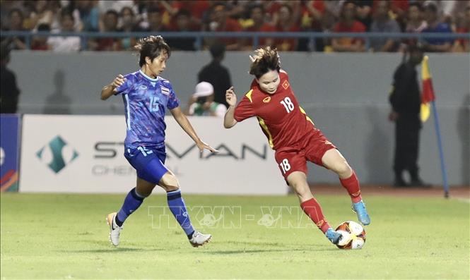 Nguyễn Thị Vân (18) đi bóng qua Orapin Waenngoen (15, Thái Lan). Ảnh: Hoàng Linh - TTXVN
